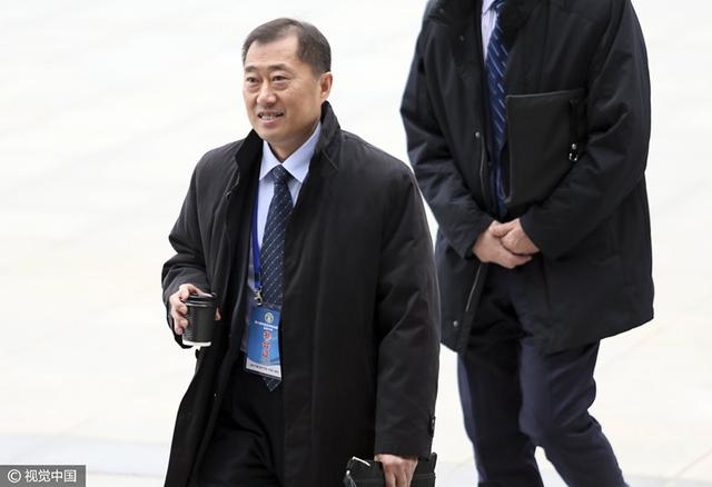 要我说，你还是老老实实回萧氏集团，你奶奶已经答应还让你做总监，你回去之后拿着百万年薪，不比自己创业强多了？。